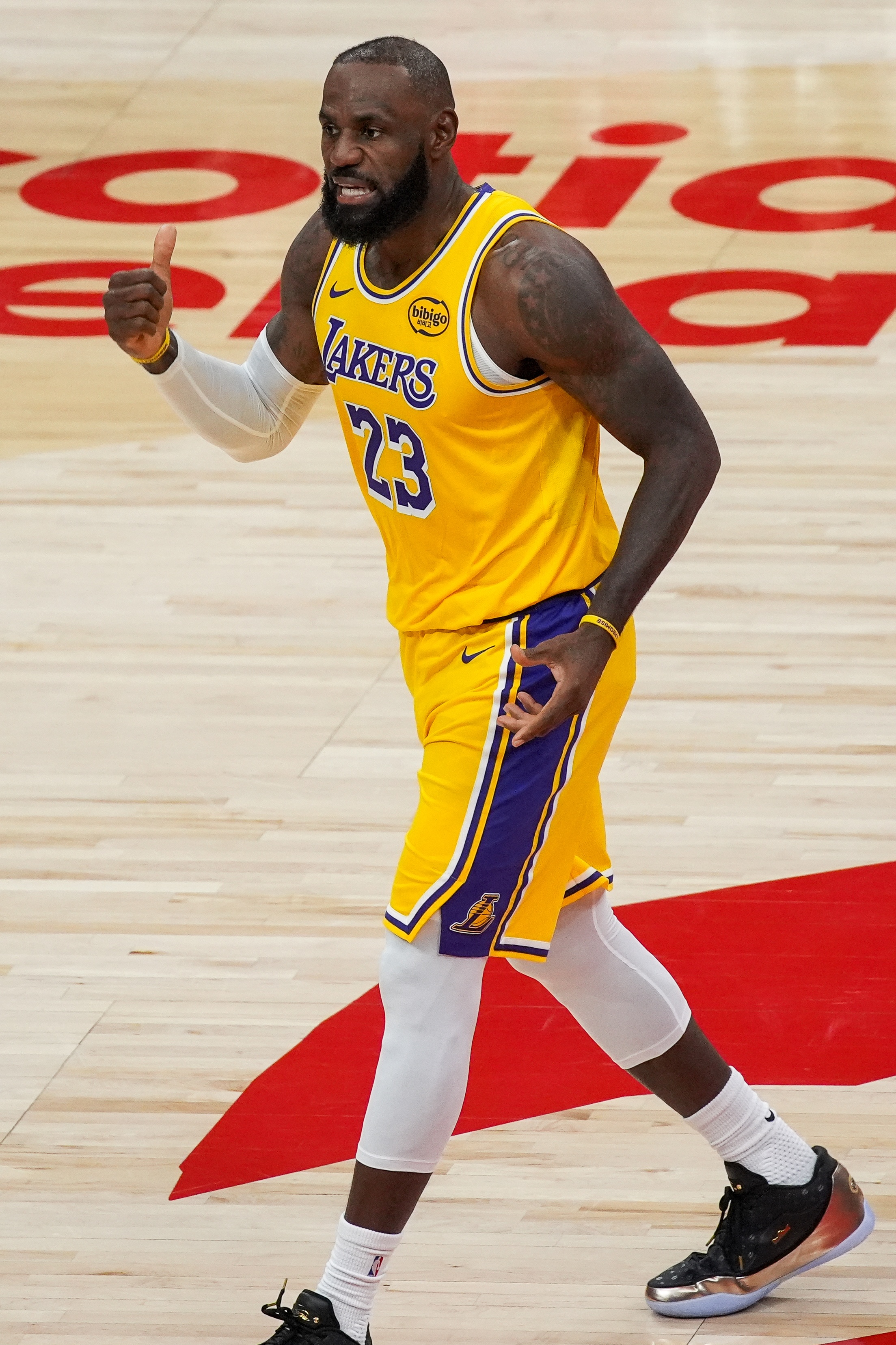 状态来得早！詹姆斯首节5中3 得到6分2助攻0失误