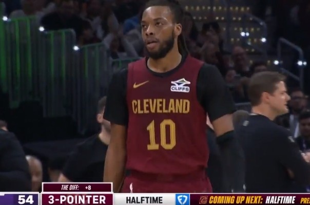 mk体育官网-张弓搭箭！加兰半场前最后一攻 虚晃后三分压哨灯亮球进！