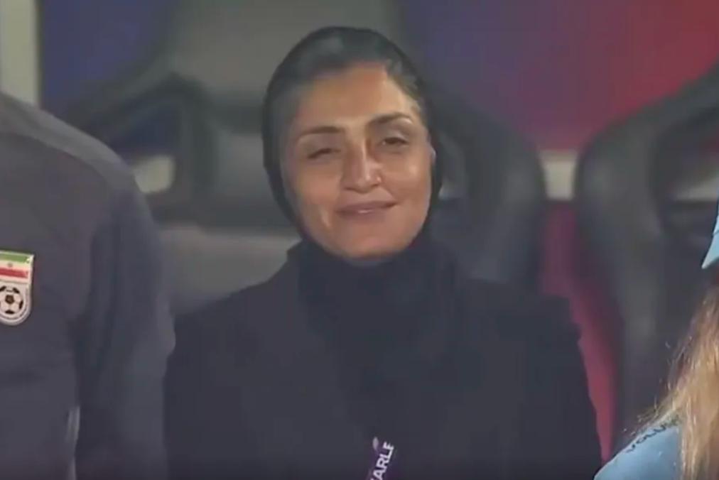 mk体育官网-女足亚洲杯争议一幕！伊朗女足赛前集体拒绝唱国歌，主帅面带微笑